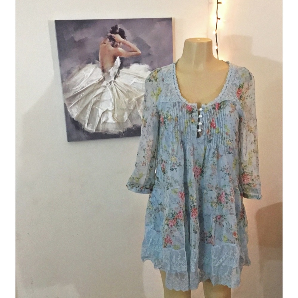 Yumi floral lace light blue tunic